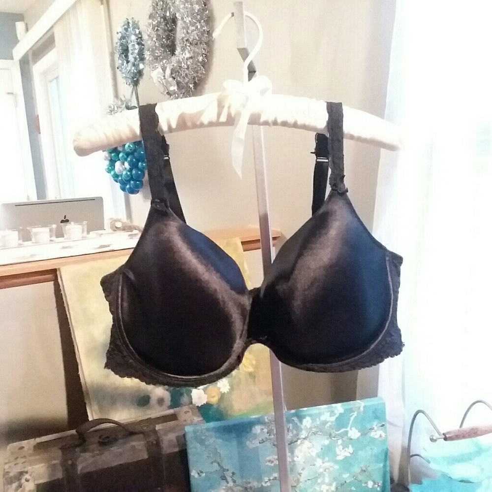 Underwrite bra with lace details